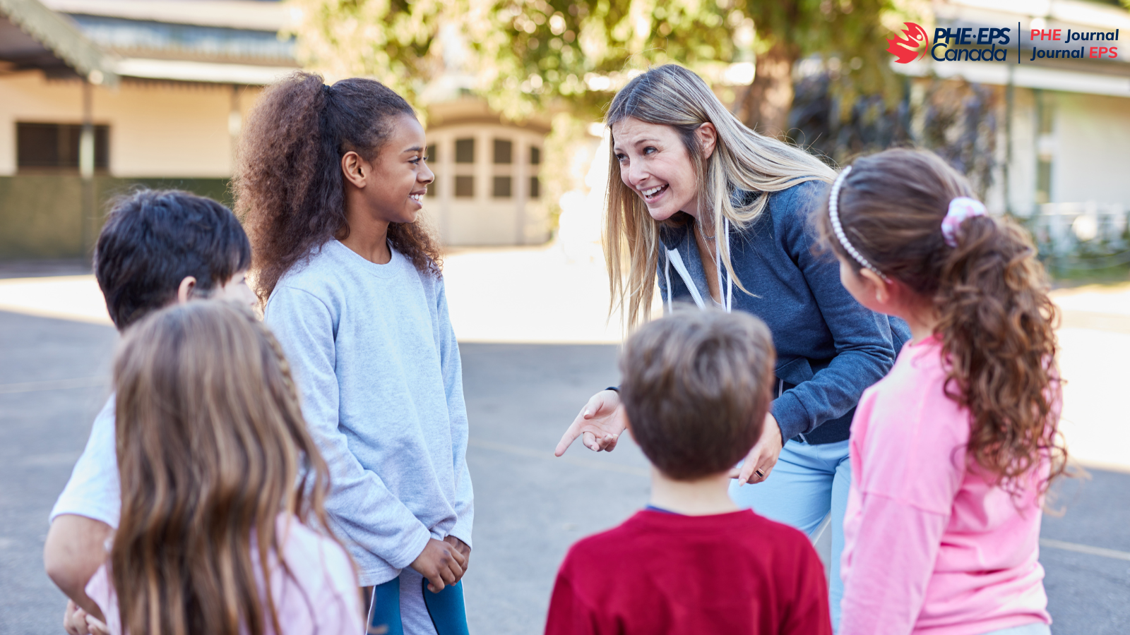 A female teacher talking and smiling with 5 students in front of her / Une enseignante parle et sourit avec cinq élèves devant elle.