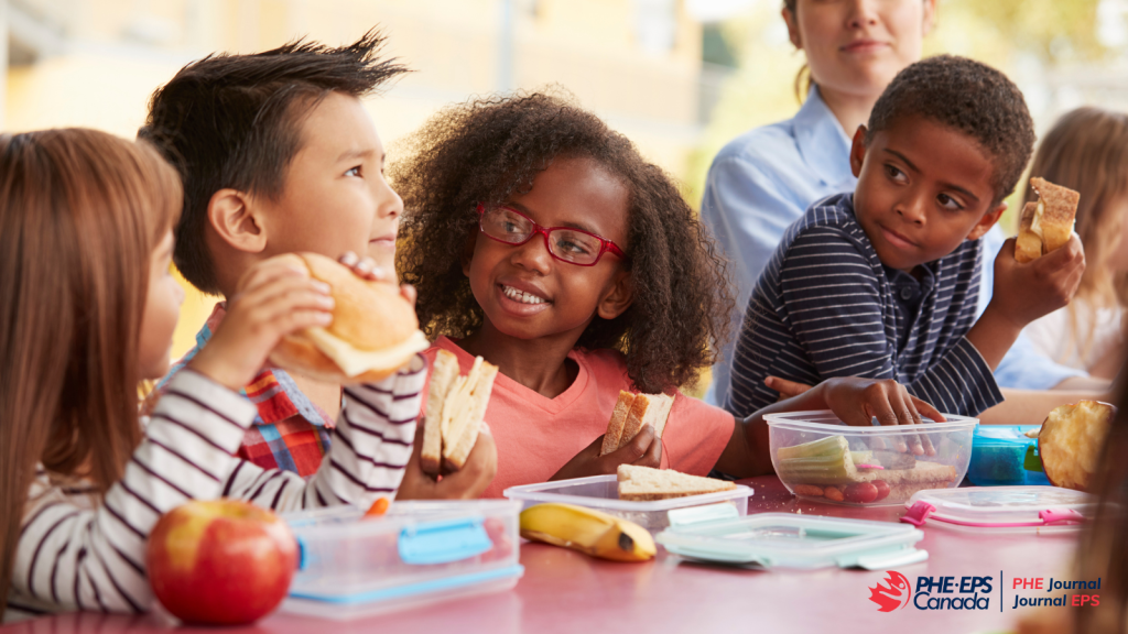 5 kids eating sandwiches looking happy and healthy / 5 enfants mangeant des sandwichs et ayant l'air heureux et en bonne santé