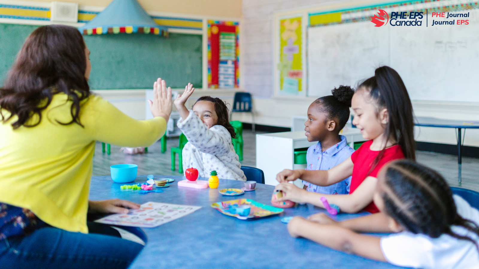 One teacher in front of 4 students. The teacher is high-fiving the left sudent. The 4 students looks happy and are smiling. / Un professeur devant 4 élèves. Le professeur applaudit l'élève de gauche. Les 4 élèves ont l'air heureux et sourient.