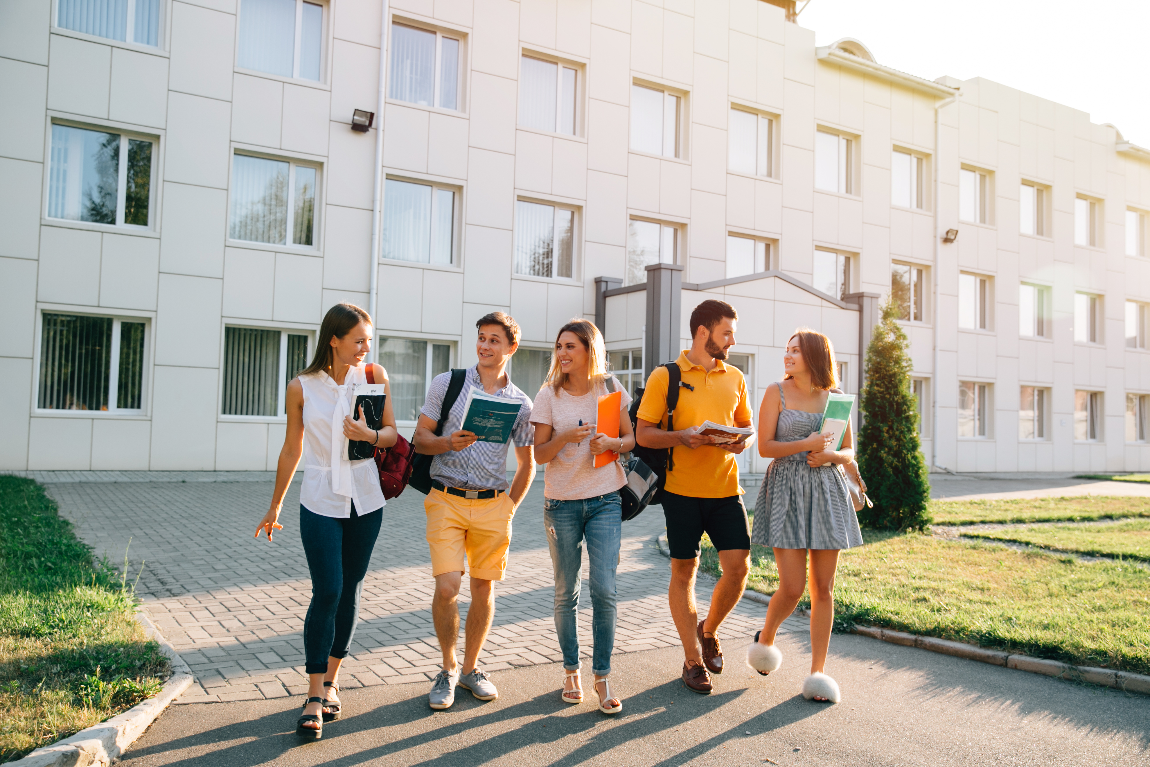 1. Un groupe d'étudiants marchant ensemble sur la rue, discutant et riant joyeusement.