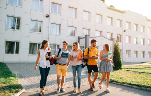 1. Un groupe d'étudiants marchant ensemble sur la rue, discutant et riant joyeusement.